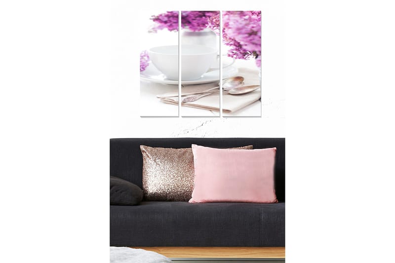 Puinen canvastaulu, 3 osaa, 50x70 cm - Kaunis violettien kukkien kimppu, jossa keskitytään valkoiseen kuppiin ja lusikoihin, Violetti / Valkoinen