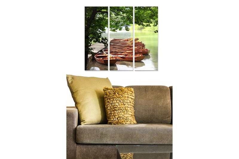 Puinen canvastaulu, 3 osaa, 50x70 cm - Rivejä puuveneitä rauhallisella järvellä, vehreyden ympäröimänä, Vihreä / Ruskea / Sininen