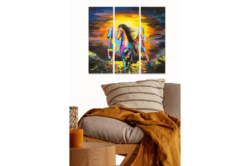 Puinen canvastaulu, 3 osaa, 50x70 cm - Värikkäät hevoset liikkeessä dramaattista taustaa vasten, Violetti / Keltainen / Musta