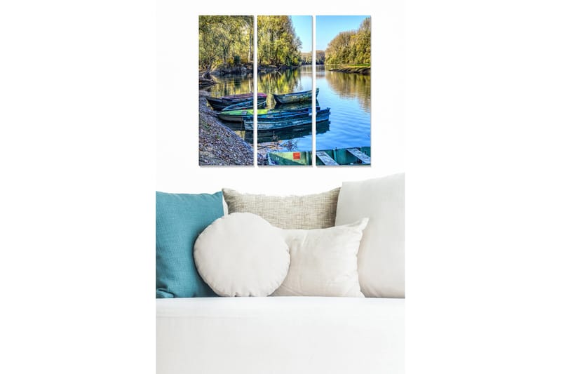 Puinen canvastaulu, 3 osaa, 50x70 cm - Veneitä peilimäisellä järvellä vehreyden ympäröimänä, Vihreä / Sininen / Ruskea