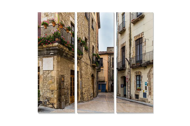 Puinen canvastaulu, 3 osaa, 50x70 cm - Viehättävä katu historiallisine rakennuksineen ja kukilla koristeltuine parvekkeineen, Harmaa / Beige / Vihreä