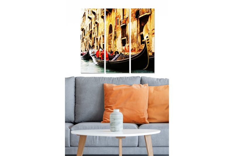 Puinen canvastaulu, 3-osainen, 50x70 cm - Gondoleja venetsialaisessa kanavassa värikkäiden vaatteiden kanssa, Kulta / Punainen / Musta