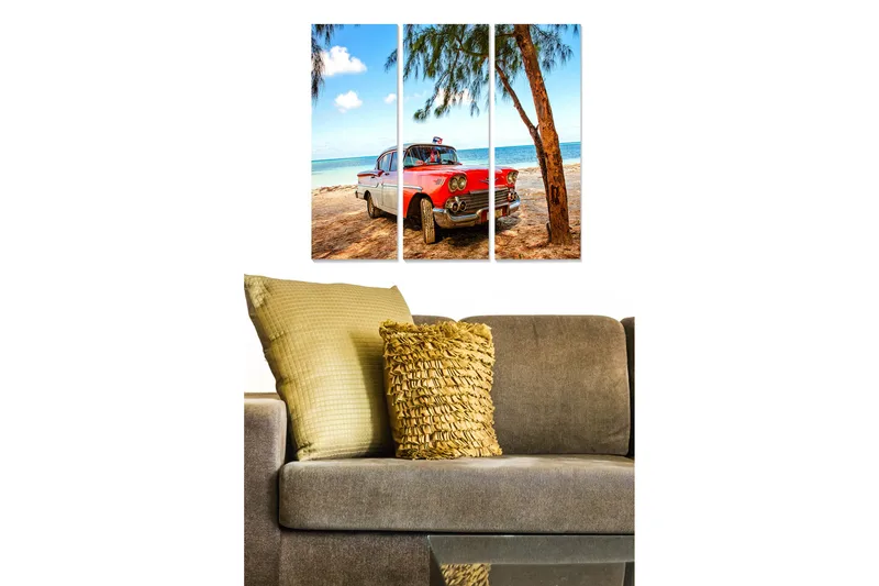 Puinen canvastaulu, 3-osainen, 50x70 cm - Punainen vintage-auto rannalla, taustalla palmuja ja meri, Punainen / Sininen / Ruskea