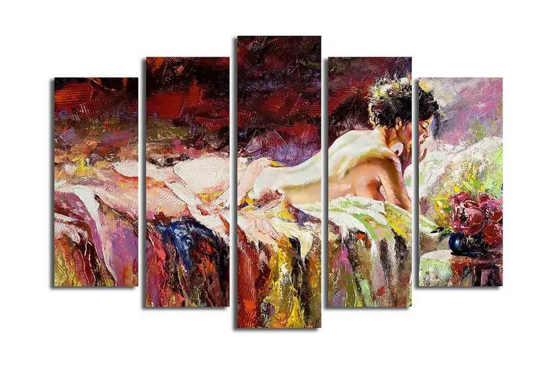 Suuri 5-osainen canvas-taulu, 105x70 cm - Aistillinen nainen lepää sängyllä kukkien lähellä, Punainen / Violetti / Beige