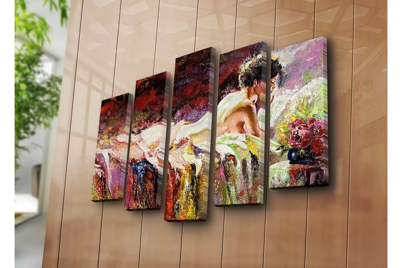 Suuri 5-osainen canvas-taulu, 105x70 cm - Aistillinen nainen lepää sängyllä kukkien lähellä - Punainen / Violetti / Beige - Sisustustuotteet - Taulu & taide - Canvas-taulu