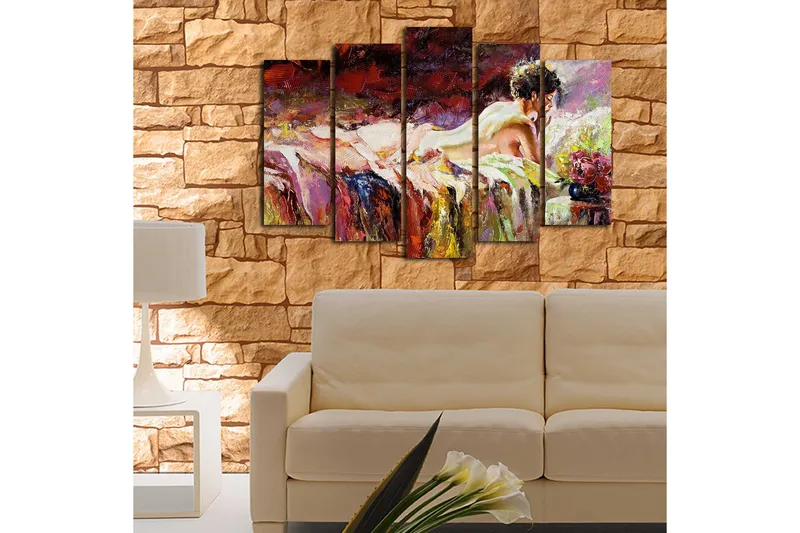 Suuri 5-osainen canvas-taulu, 105x70 cm - Aistillinen nainen lepää sängyllä kukkien lähellä - Punainen / Violetti / Beige - Sisustustuotteet - Taulu & taide - Canvas-taulu