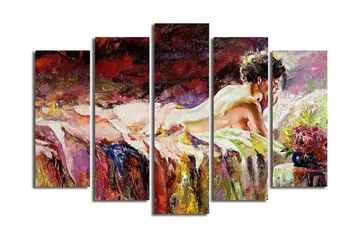 Suuri 5-osainen canvas-taulu, 105x70 cm - Aistillinen nainen lepää sängyllä kukkien lähellä - Punainen / Violetti / Beige - Sisustustuotteet - Taulu & taide - Canvas-taulu