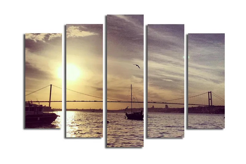 Suuri 5-osainen canvas-taulu, 105x70 cm - Auringonlasku sataman yllä, taustalla veneitä ja silta, Kulta / Ruskea / Harmaa