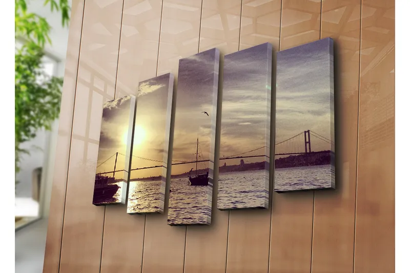 Suuri 5-osainen canvas-taulu, 105x70 cm - Auringonlasku sataman yllä, taustalla veneitä ja silta - Kulta / Ruskea / Harmaa - Sisustustuotteet - Taulu & taide - Canvas-taulu