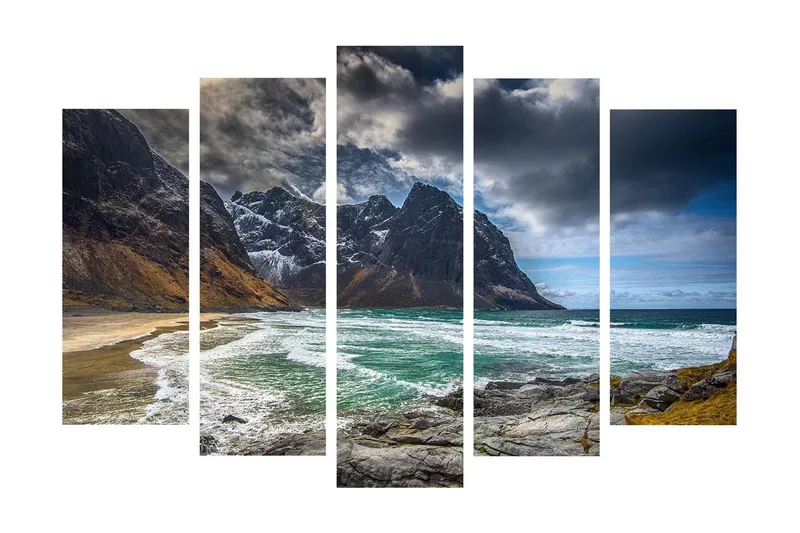 Suuri 5-osainen canvas-taulu, 105x70 cm - Dramaattiset vuoret meren ja rannan kanssa, Tummanharmaa / Turkoosi / Beige