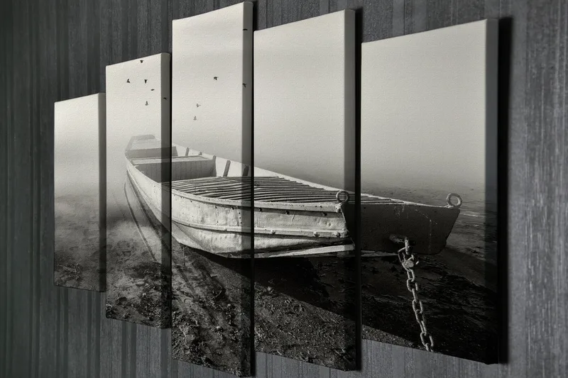 Suuri 5-osainen canvas-taulu, 105x70 cm - Harmaasävyinen vene sumuisessa ympäristössä - Harmaa / Musta - Sisustustuotteet - Taulu & taide - Canvas-taulu