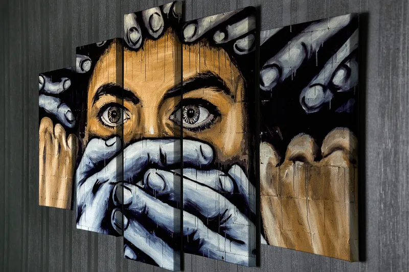 Suuri 5-osainen canvas-taulu, 105x70 cm - Ilmeikäs kasvot, kädet peittävät suun - Musta / Ihonväri / Harmaa - Sisustustuotteet - Taulu & taide - Canvas-taulu