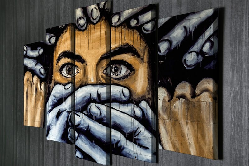 Suuri 5-osainen canvas-taulu, 105x70 cm - Ilmeikäs kasvot, kädet peittävät suun - Musta / Ihonväri / Harmaa - Sisustustuotteet - Taulu & taide - Canvas-taulu