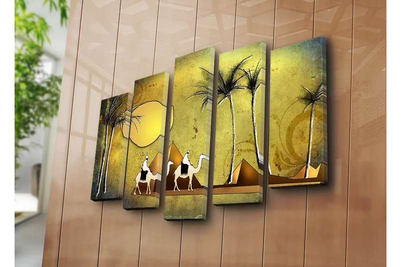 Suuri 5-osainen canvas-taulu, 105x70 cm - Kamelit kävelevät aavikkomaisemassa, taustalla palmuja ja pyramideja - Kulta / Ruskea / Musta - Sisustustuotteet - Taulu & taide - Canvas-taulu