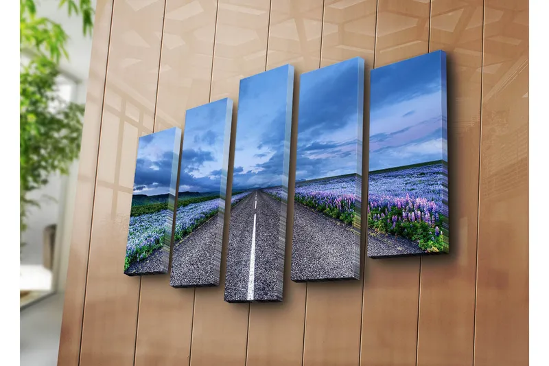 Suuri 5-osainen canvas-taulu, 105x70 cm - Kaunis maalaistie, jota ympäröivät violetit kukat ja dramaattiset pilvet - Violetti / Sininen / Harmaa - Sisustustuotteet - Taulu & taide - Canvas-taulu