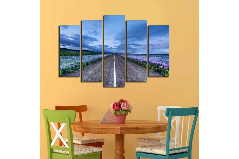 Suuri 5-osainen canvas-taulu, 105x70 cm - Kaunis maalaistie, jota ympäröivät violetit kukat ja dramaattiset pilvet - Violetti / Sininen / Harmaa - Sisustustuotteet - Taulu & taide - Canvas-taulu