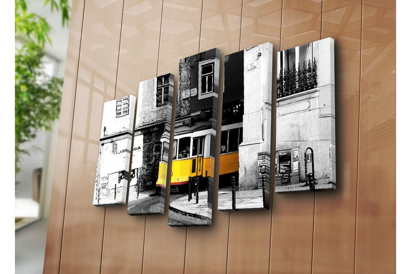 Suuri 5-osainen canvas-taulu, 105x70 cm - Keltainen raitiovaunu kääntymässä kulman takana kaupunkiympäristössä - Keltainen / Musta / Harmaa - Sisustustuotteet - Taulu & taide - Canvas-taulu