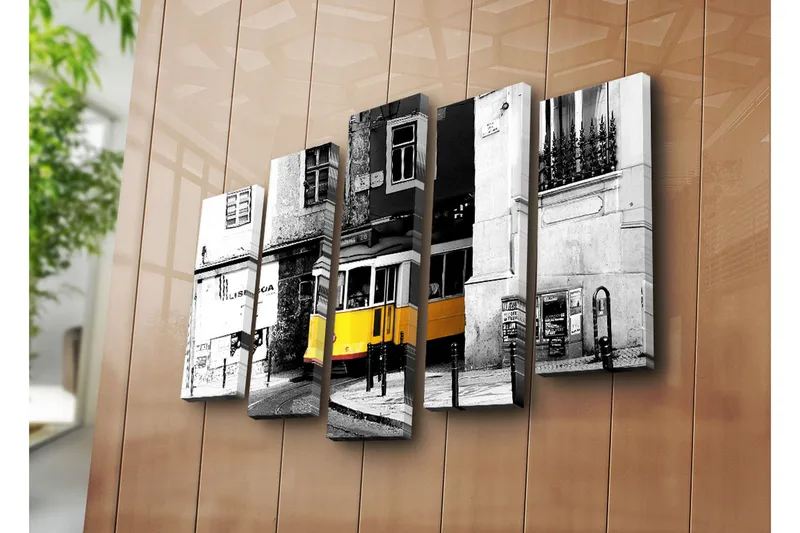Suuri 5-osainen canvas-taulu, 105x70 cm - Keltainen raitiovaunu kääntymässä kulman takana kaupunkiympäristössä - Keltainen / Musta / Harmaa - Sisustustuotteet - Taulu & taide - Canvas-taulu
