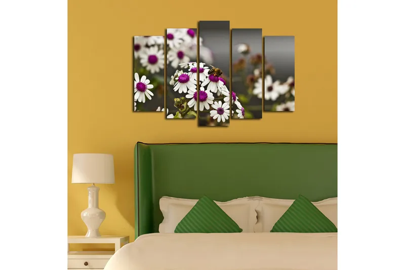 Suuri 5-osainen canvas-taulu, 105x70 cm - Kukkia violetilla keskellä ja mettä keräävä mehiläinen - Valkoinen / violetti - Sisustustuotteet - Taulu & taide - Canvas-taulu