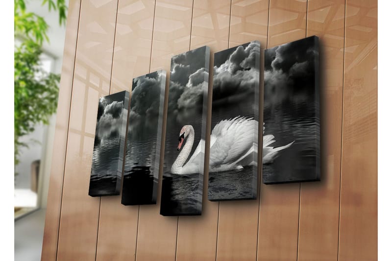 Suuri 5-osainen canvas-taulu, 105x70 cm - mustavalkoinen joutsen ui peilimäisessä järvessä dramaattisten pilvien alla - Valkoinen / Musta / Harmaa - Sisustustuotteet - Taulu & taide - Canvas-taulu
