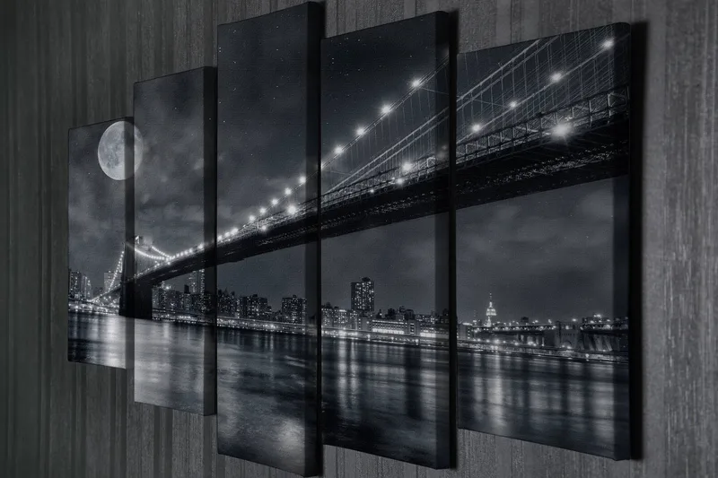 Suuri 5-osainen canvas-taulu, 105x70 cm - mustavalkoinen kaupunkikuva sillalla ja kuulla yöllä - Musta / Harmaa / Valkoinen - Sisustustuotteet - Taulu & taide - Canvas-taulu