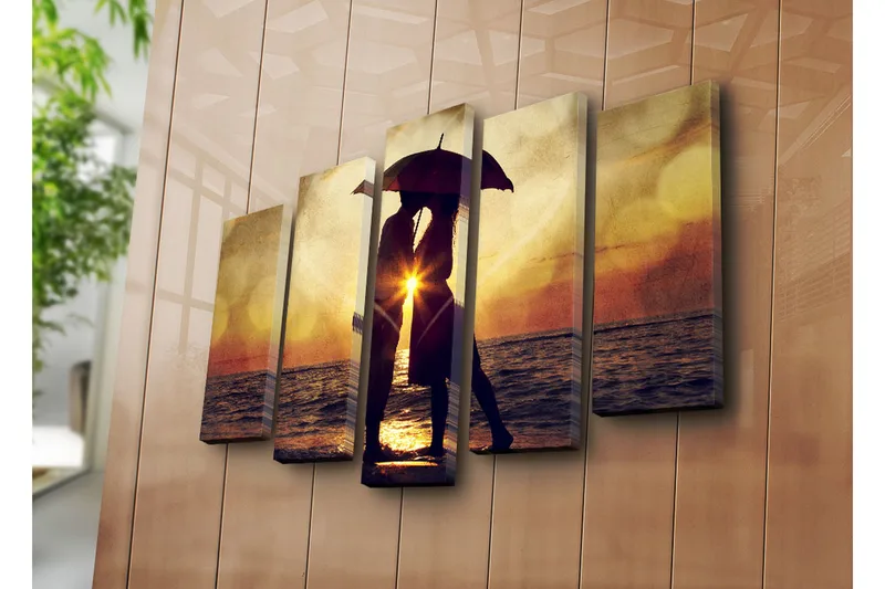 Suuri 5-osainen canvas-taulu, 105x70 cm - Romanttinen siluetti pariskunnasta auringonlaskun aikaan sateenvarjon kanssa - Kulta / Oranssi / Musta - Sisustustuotteet - Taulu & taide - Canvas-taulu
