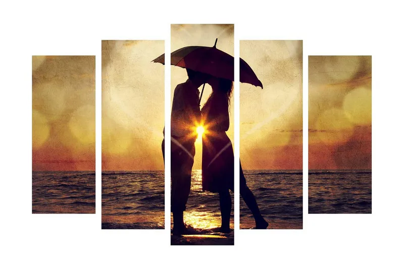 Suuri 5-osainen canvas-taulu, 105x70 cm - Romanttinen siluetti pariskunnasta auringonlaskun aikaan sateenvarjon kanssa, Kulta / Oranssi / Musta