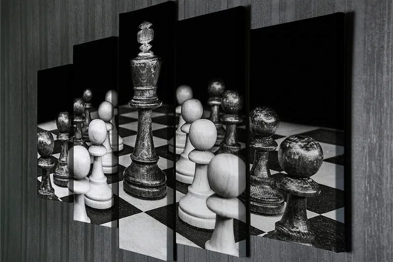 Suuri 5-osainen canvas-taulu, 105x70 cm - Shakkilauta, jossa valkoiset ja mustat nappulat keskitettyinä - Musta / Valkoinen / Harmaa - Sisustustuotteet - Taulu & taide - Canvas-taulu