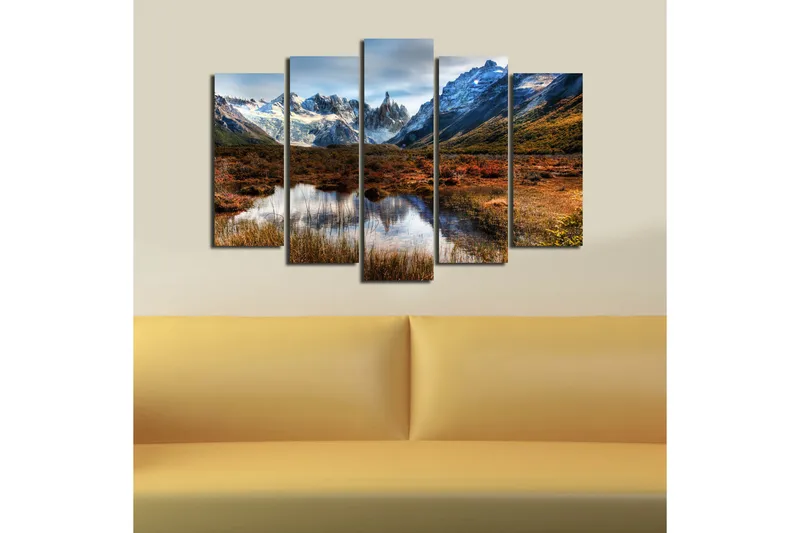 Suuri 5-osainen canvas-taulu, 105x70 cm - Upea vuoristomaisema lumihuippuisine vuorenhuippuineen ja peilimäisine järvineen - Tummanvihreä / Sininen / Oranssi - Sisustustuotteet - Taulu & taide - Canvas-taulu