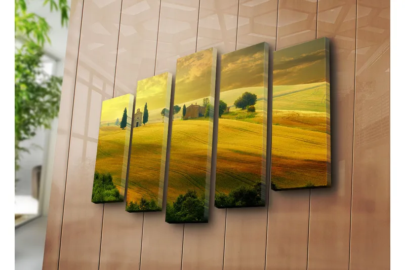 Suuri 5-osainen canvas-taulu, 105x70 cm - Vehreä maisema kumpuilevilla pelloilla ja pienellä kirkolla - Kullankeltainen / Vihreä / Ruskea - Sisustustuotteet - Taulu & taide - Canvas-taulu