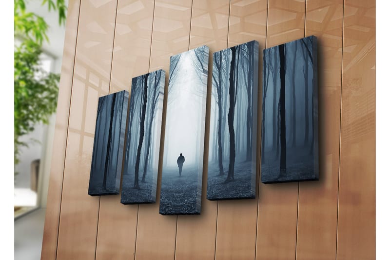 Suuri 5-osainen canvas-taulu, 105x70 cm - Yksinäinen hahmo kävelee sumuisessa metsässä - Tummansininen / Harmaa / Musta - Sisustustuotteet - Taulu & taide - Canvas-taulu