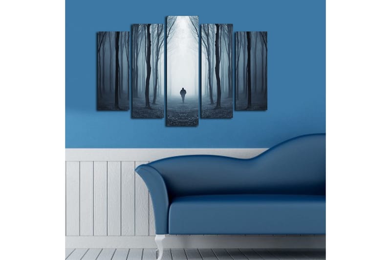 Suuri 5-osainen canvas-taulu, 105x70 cm - Yksinäinen hahmo kävelee sumuisessa metsässä - Tummansininen / Harmaa / Musta - Sisustustuotteet - Taulu & taide - Canvas-taulu