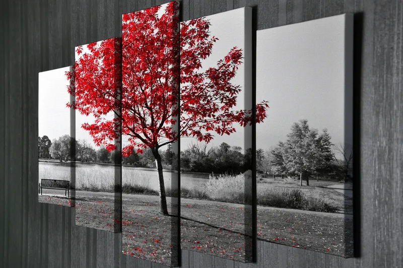 Suuri 5-osainen canvas-taulu, 105x70 cm - Punavaahtera mustavalkoisessa maisemaympäristössä - Punainen / Musta / Harmaa - Sisustustuotteet - Taulu & taide - Canvas-taulu