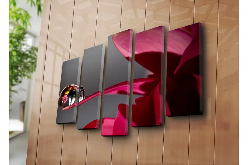 Suuri 5-osainen canvas-taulu, 105x70 cm - Pisaroita kukassa ja heijastuksia ympäristöstä - Tummanpunainen / Vaaleanpunainen / Kirkas (läpinäkyvä) - Sisustustuotteet - Taulu & taide - Canvas-taulu