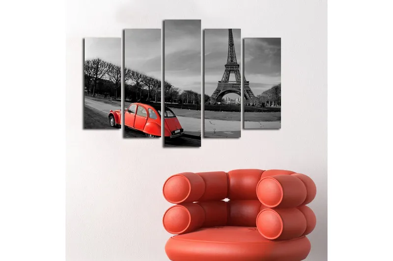 Suuri 5-osainen canvas-taulu, 105x70 cm - Punainen auto Eiffel-tornin edessä mustavalkoisessa kaupunkiympäristössä - Punainen / Musta / Harmaa - Sisustustuotteet - Taulu & taide - Canvas-taulu