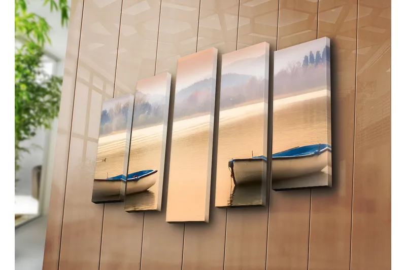 Suuri 5-osainen canvas-taulu 105x70 cm - Hiljaisuutta järven rannalla kahden veneen kanssa aamunkoitteessa - Vaaleansininen / Beige / Harmaa - Sisustustuotteet - Taulu & taide - Canvas-taulu