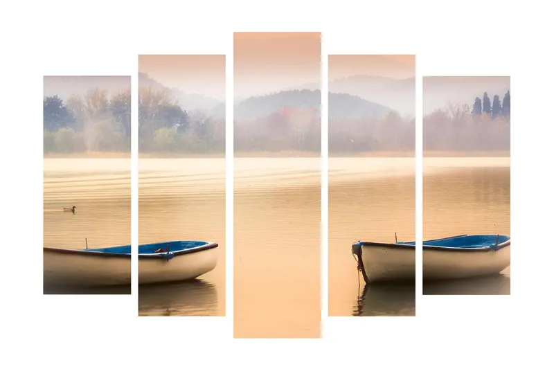 Suuri 5-osainen canvas-taulu 105x70 cm - Hiljaisuutta järven rannalla kahden veneen kanssa aamunkoitteessa, Vaaleansininen / Beige / Harmaa
