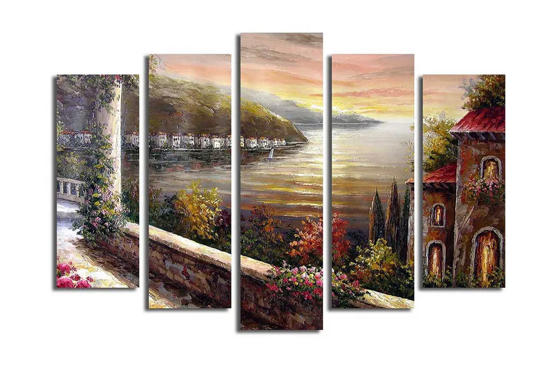 Suuri 5-osainen canvas-taulu 105x70 cm - Kaunis näkymä järvelle ympäröivien vuorten ja talojen kanssa auringonlaskun valossa, Kulta / Vihreä / Terrakotta