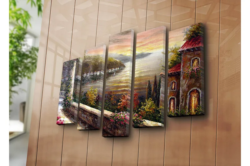 Suuri 5-osainen canvas-taulu 105x70 cm - Kaunis näkymä järvelle ympäröivien vuorten ja talojen kanssa auringonlaskun valossa - Kulta / Vihreä / Terrakotta - Sisustustuotteet - Taulu & taide - Canvas-taulu