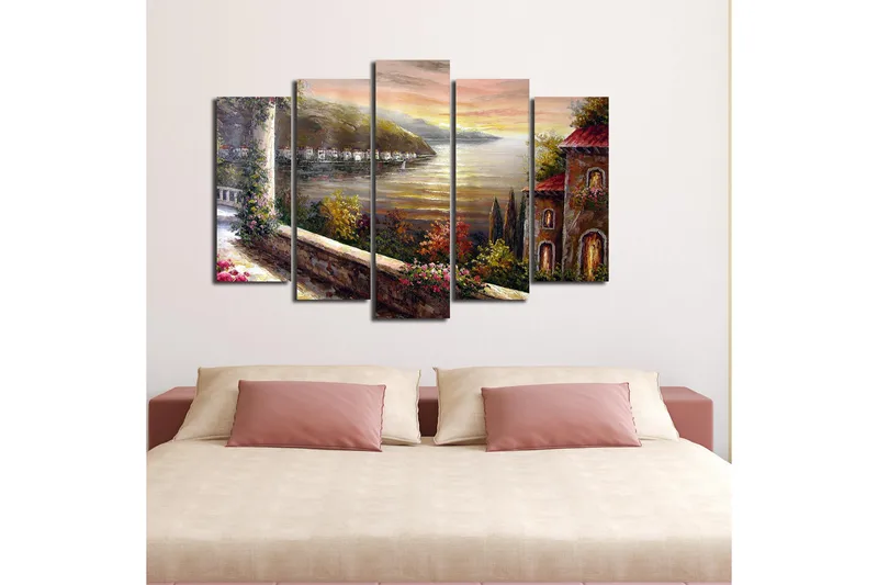 Suuri 5-osainen canvas-taulu 105x70 cm - Kaunis näkymä järvelle ympäröivien vuorten ja talojen kanssa auringonlaskun valossa - Kulta / Vihreä / Terrakotta - Sisustustuotteet - Taulu & taide - Canvas-taulu