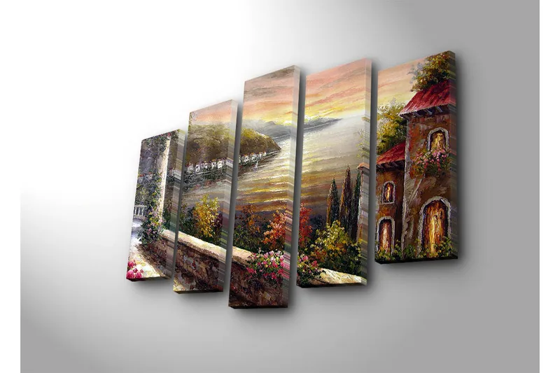 Suuri 5-osainen canvas-taulu 105x70 cm - Kaunis näkymä järvelle ympäröivien vuorten ja talojen kanssa auringonlaskun valossa - Kulta / Vihreä / Terrakotta - Sisustustuotteet - Taulu & taide - Canvas-taulu