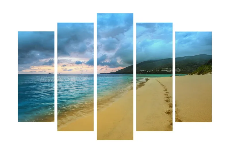 Suuri 5-osainen canvas-taulu 105x70 cm - Kaunis ranta jalanjäljillä hiekassa ja tyyni meri, Sininen / Hiekka / Harmaa