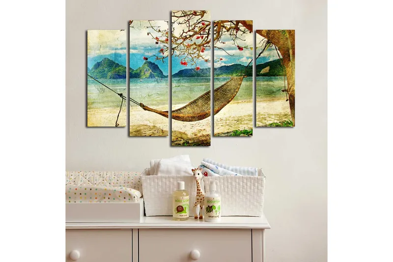 Suuri 5-osainen canvas-taulu 105x70 cm - Rentouttava riippumatto puun alla rannalla, taustalla vuoret - Sininen / Vihreä / Beige - Sisustustuotteet - Taulu & taide - Canvas-taulu