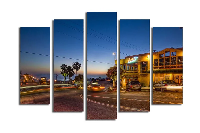 Suuri 5-osainen canvas-taulu 105x70 cm - Tunnelmallinen iltanäkymä rannikkokaupungista palmujen ja autojen ympäröimänä, Tummansininen / Kulta / Musta