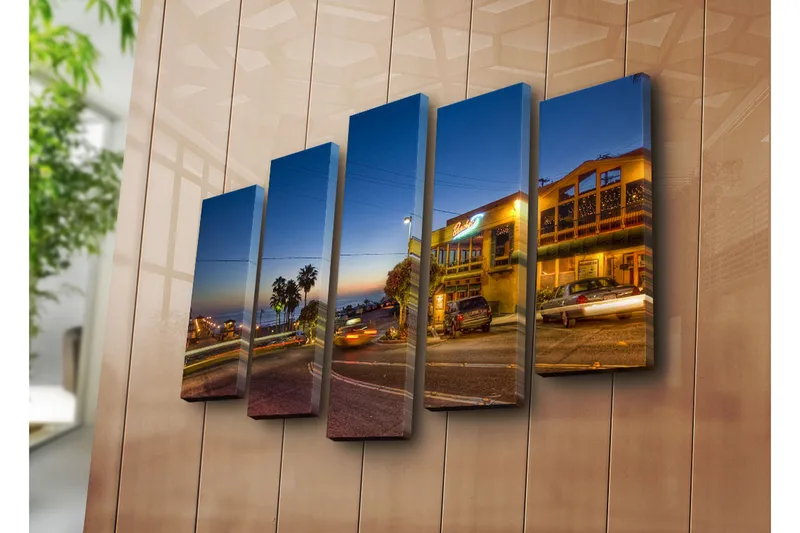 Suuri 5-osainen canvas-taulu 105x70 cm - Tunnelmallinen iltanäkymä rannikkokaupungista palmujen ja autojen ympäröimänä - Tummansininen / Kulta / Musta - Sisustustuotteet - Taulu & taide - Canvas-taulu