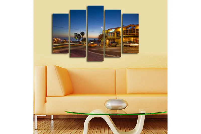 Suuri 5-osainen canvas-taulu 105x70 cm - Tunnelmallinen iltanäkymä rannikkokaupungista palmujen ja autojen ympäröimänä - Tummansininen / Kulta / Musta - Sisustustuotteet - Taulu & taide - Canvas-taulu
