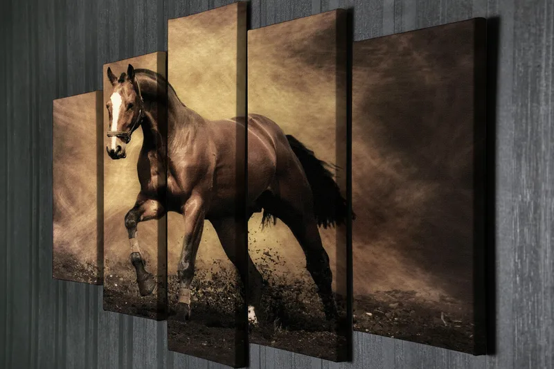 Suuri 5-osainen canvas-taulu 105x70 cm - Ylpeä hevonen liikkeessä - Tummanruskea / Beige / Musta - Sisustustuotteet - Taulu & taide - Canvas-taulu