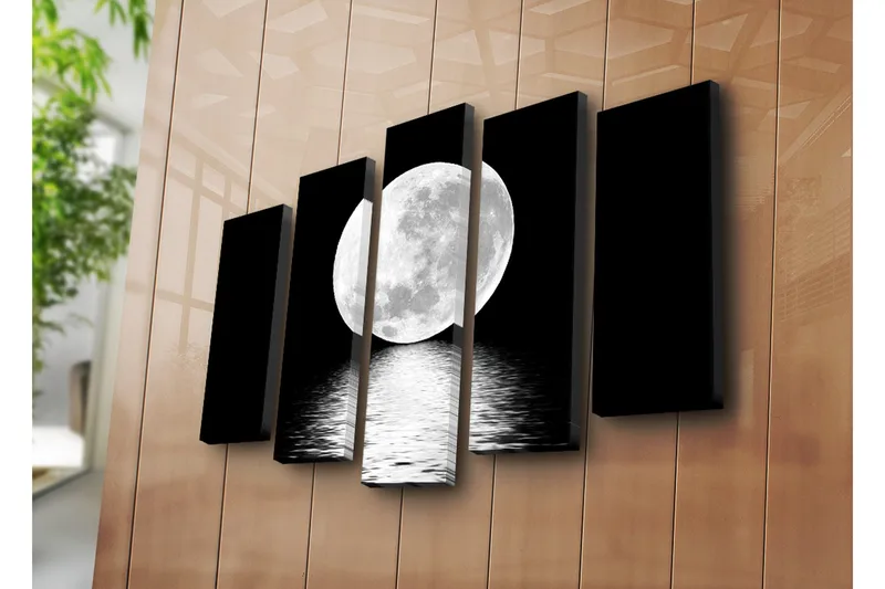 Suuri canvas-taulu, 5 osaa, 105x70 cm - Upea täysikuu heijastuu veden pinnasta - Valkoinen / Musta - Sisustustuotteet - Taulu & taide - Canvas-taulu