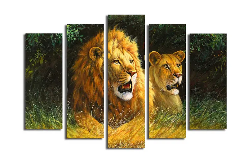 Suuri canvas-taulu, 5 osaa, 105x70 cm - Ylpeä naarasleijona ja leijona luonnollisessa ympäristössä, Kulta / Vihreä / Ruskea