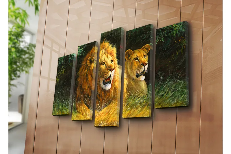 Suuri canvas-taulu, 5 osaa, 105x70 cm - Ylpeä naarasleijona ja leijona luonnollisessa ympäristössä - Kulta / Vihreä / Ruskea - Sisustustuotteet - Taulu & taide - Canvas-taulu